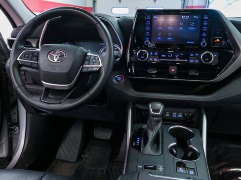 Used 2022 Toyota Highlander XLE image 25