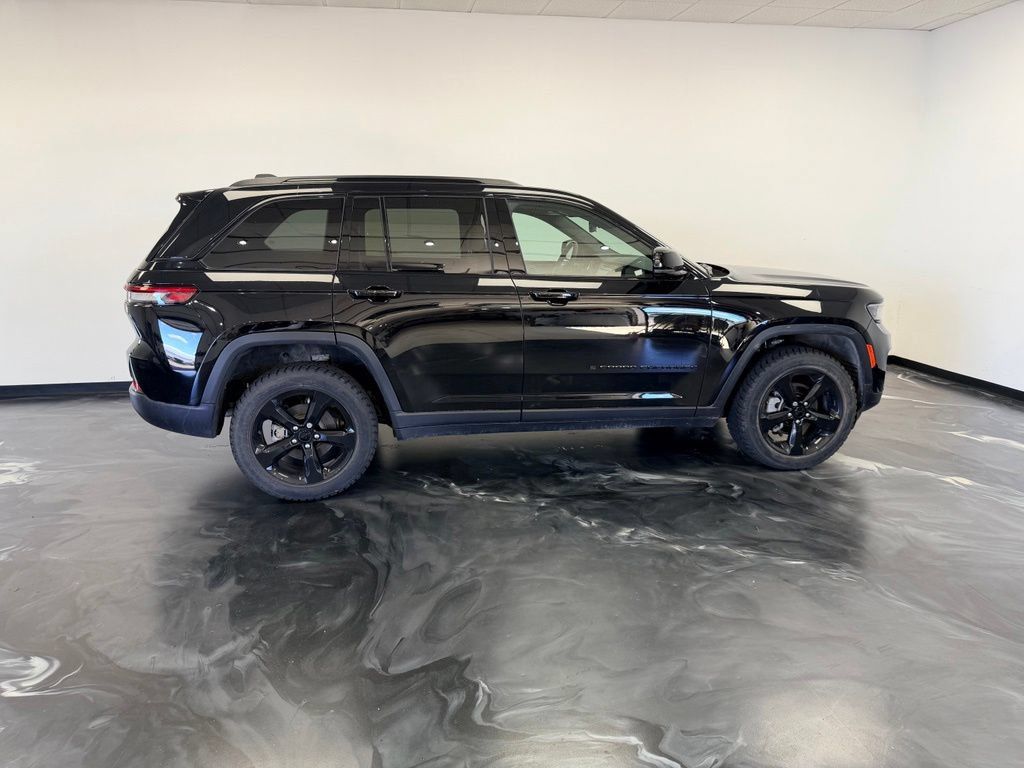 Used 2024 Jeep Grand Cherokee Limited w/ Black Appearance Package AWD/4WD image 23