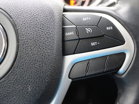 Used 2018 Jeep Cherokee Latitude Plus FWD image 18