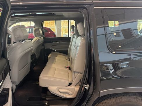 Used 2022 Jeep Wagoneer Series III w/ Premium Group I image 9