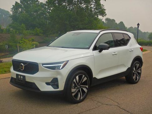 Used 2023 Volvo XC40 B5 Plus w/ Protection Package Premier AWD/4WD image 1
