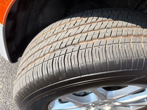 Used 2024 Chrysler Pacifica Touring-L FWD image 11