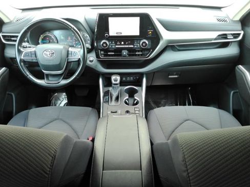 Used 2023 Toyota Highlander LE FWD image 3