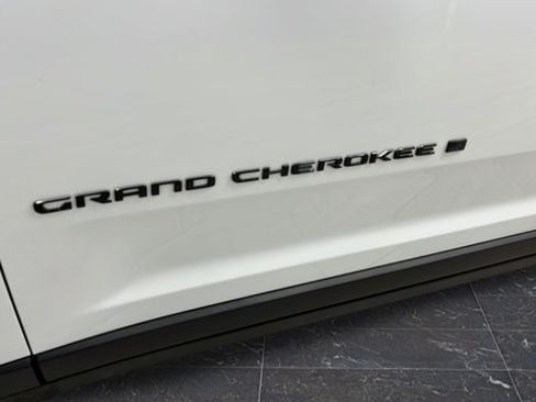 Used 2023 Jeep Grand Cherokee Altitude AWD/4WD image 37