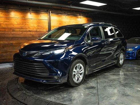 Used 2025 Toyota Sienna XLE w/ XLE Plus Package image 2