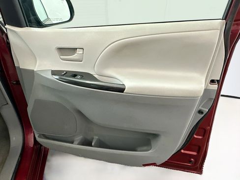 Used 2014 Toyota Sienna LE image 33