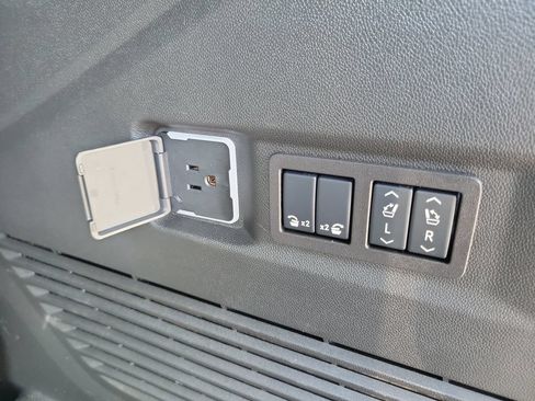 Used 2025 Chevrolet Tahoe Premier RWD image 26
