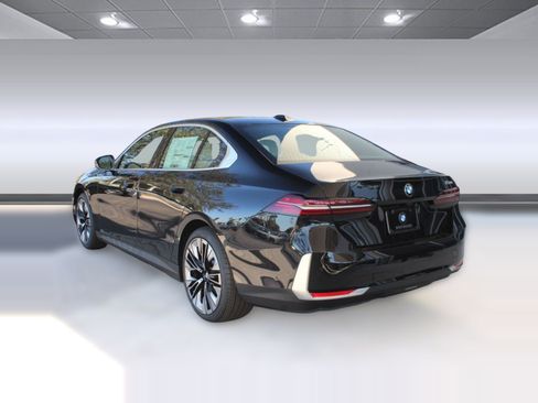 Used 2026 BMW 530i w/ Premium Package RWD image 3