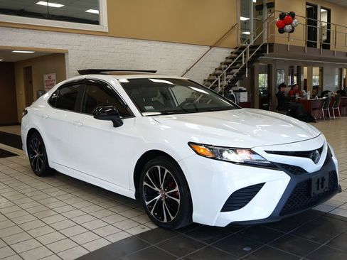 Used 2019 Toyota Camry SE FWD image 18