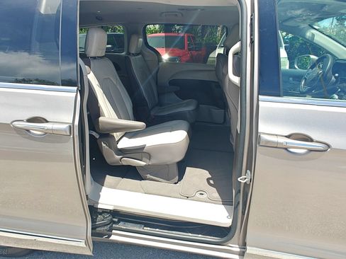 Used 2017 Chrysler Pacifica Touring-L FWD image 15