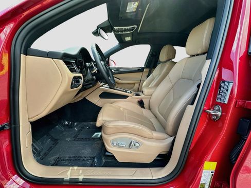 Certified 2026 Porsche Macan AWD/4WD image 5