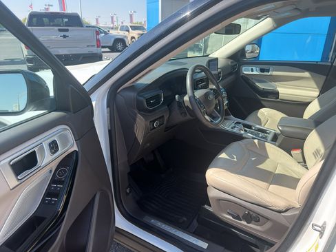 Used 2023 Ford Explorer Platinum w/ Technology Package image 12