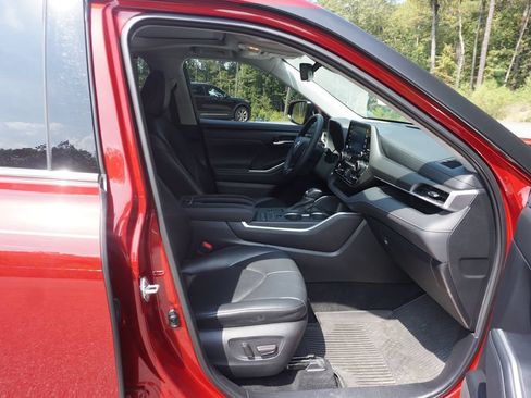 Used 2021 Toyota Highlander XLE FWD image 20