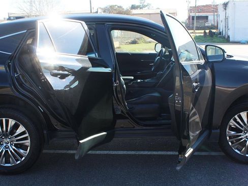 Used 2023 Toyota Venza XLE image 11