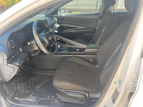 Used 2025 Hyundai Elantra SEL image 17