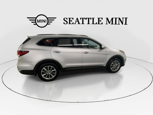 Used 2017 Hyundai Santa Fe SE image 12