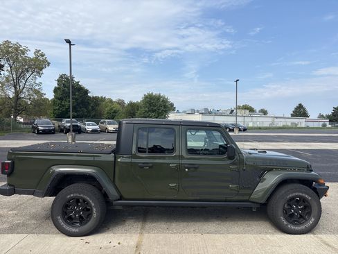 Used 2022 Jeep Gladiator Sport AWD/4WD image 3