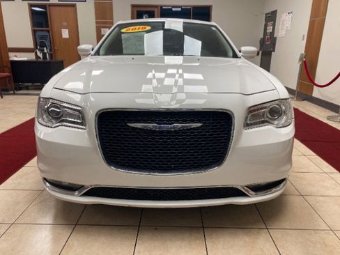 Used 2018 Chrysler 300 Touring L image 6
