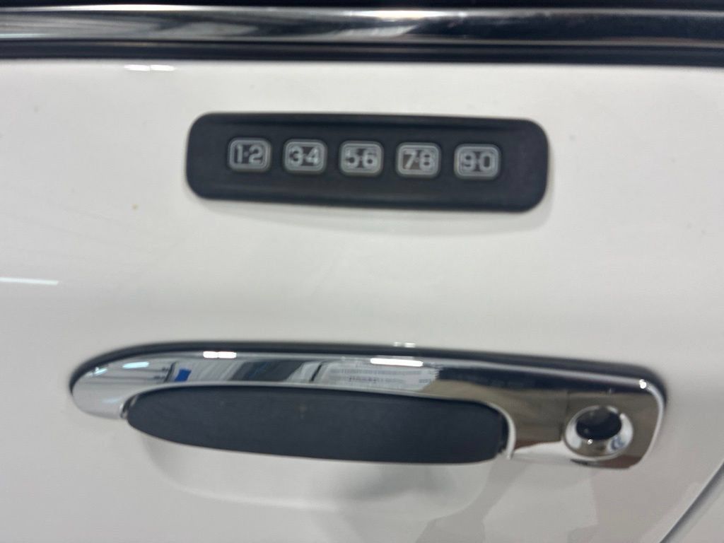 Used 2011 Ford Crown Victoria LX w/ Comfort Appearance Pkg RWD image 10