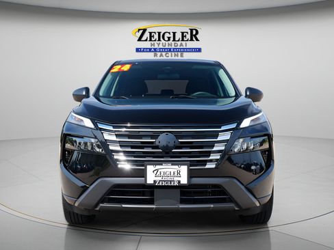 Used 2024 Nissan Rogue S AWD/4WD image 2