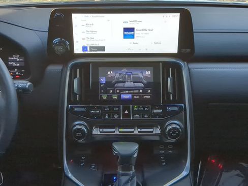 Used 2025 Lexus LX 600 4WD w/ Premium Package image 30