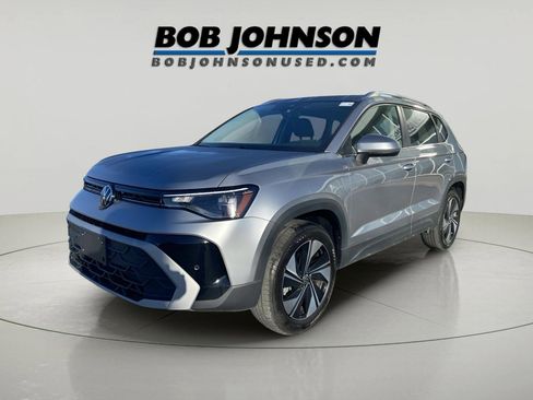 Used 2025 Volkswagen Taos SE w/ Panoramic Sunroof Package image 3