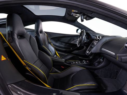 Used 2022 McLaren GT RWD image 20