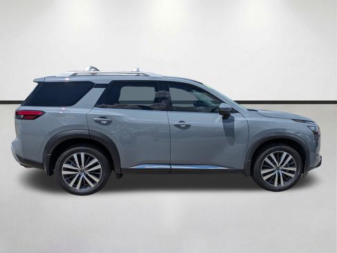 Used 2022 Nissan Pathfinder Platinum w/ Cargo Package AWD/4WD image 4