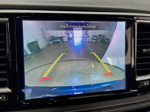 Used 2023 Chrysler Pacifica Limited AWD/4WD image 15