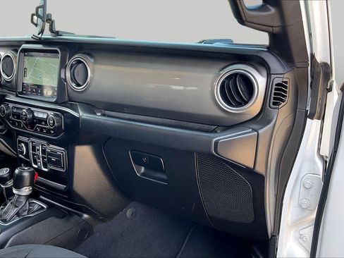 Used 2020 Jeep Gladiator Overland AWD/4WD image 18