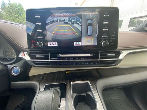 Used 2023 Toyota Sienna Platinum AWD/4WD image 15