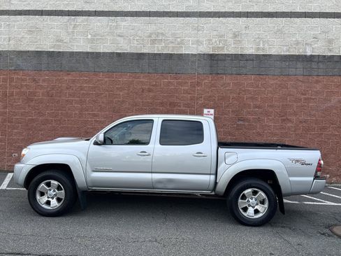 Used 2011 Toyota Tacoma 4x4 Double Cab w/ TRD Sport Pkg image 3