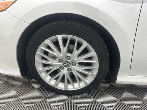 Used 2018 Toyota Camry XLE image 12