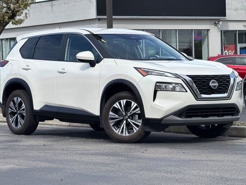 Used 2023 Nissan Rogue SV image 2