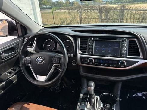 Used 2018 Toyota Highlander Limited Platinum image 12