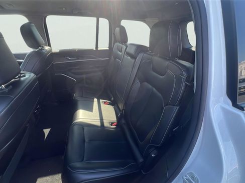 Certified 2022 Jeep Grand Cherokee Limited AWD/4WD image 12