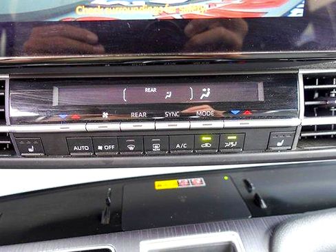 Used 2025 Toyota Sienna XLE FWD image 21