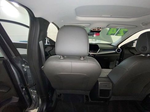 Used 2024 Chevrolet Trax LT w/ Sunroof Package FWD image 35