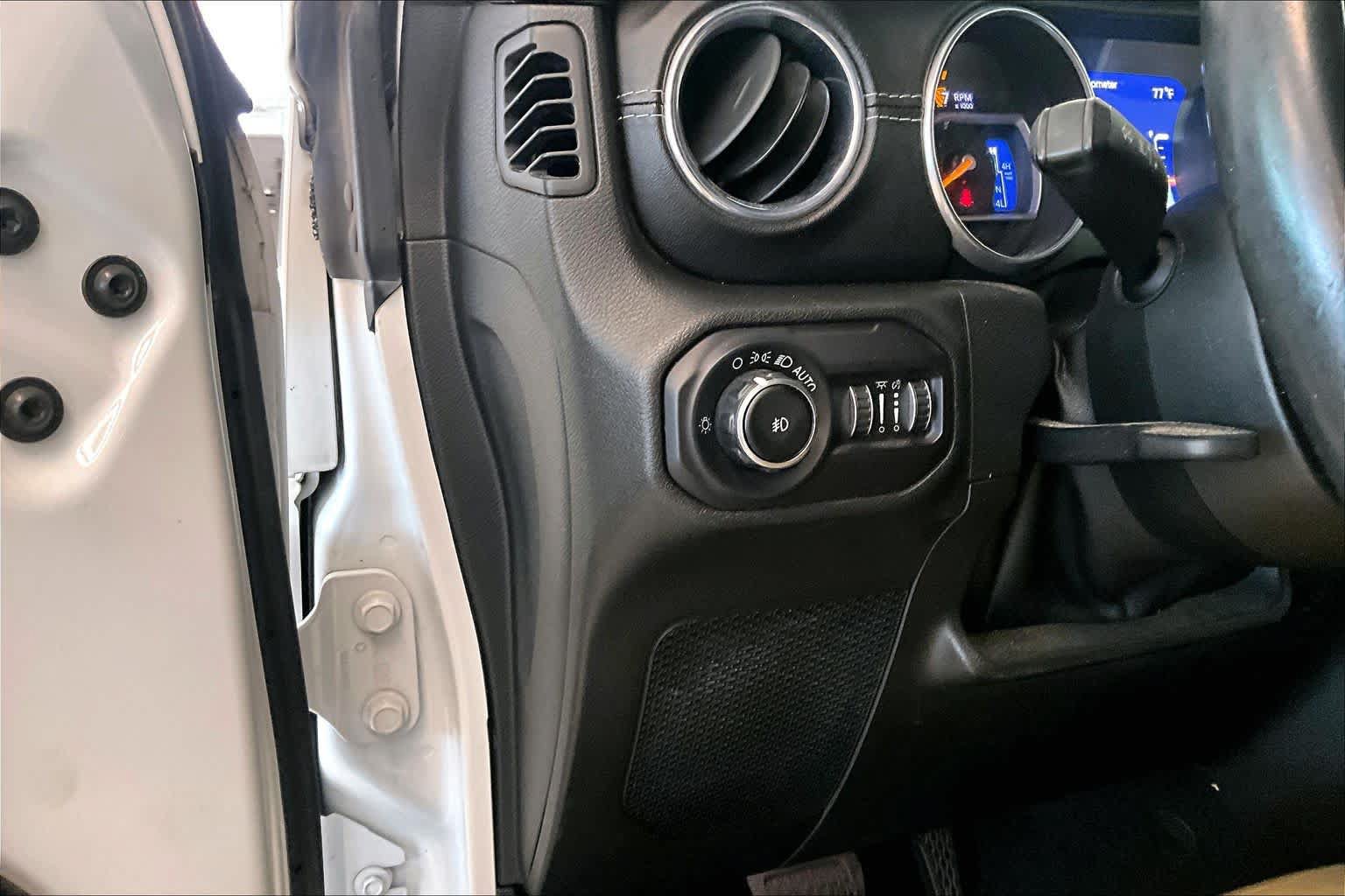 Used 2018 Jeep Wrangler Unlimited Sahara w/ LED Lighting Group AWD/4WD image 29