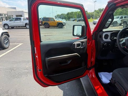 Used 2025 Jeep Wrangler Unlimited Sahara AWD/4WD image 14