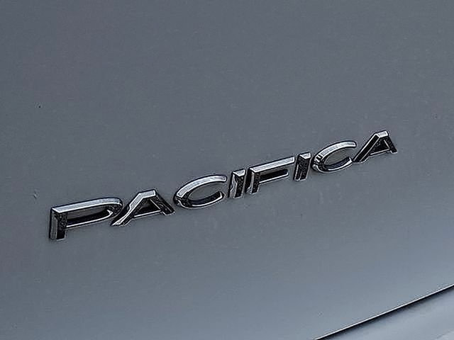 Used 2024 Chrysler Pacifica Touring-L FWD image 33