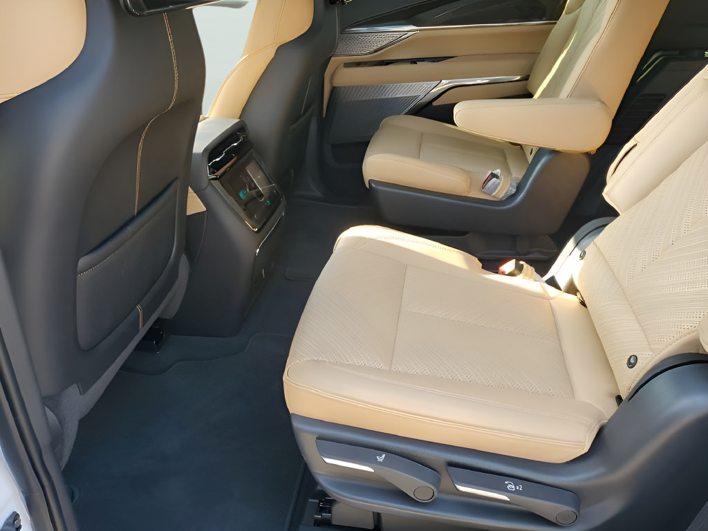 New 2026 Cadillac Escalade IQ Sport 2 w/ LPO, ONYX Package AWD/4WD image 24