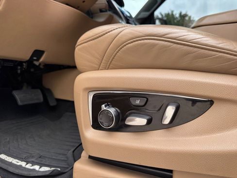 Used 2018 Cadillac Escalade Platinum AWD/4WD image 22