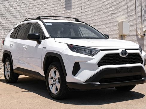 Used 2020 Toyota RAV4 LE image 2