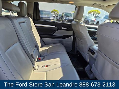 Used 2019 Toyota Highlander XLE AWD/4WD image 14