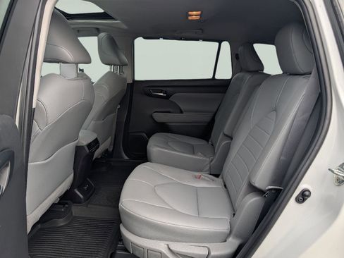 Used 2021 Toyota Highlander XLE image 19