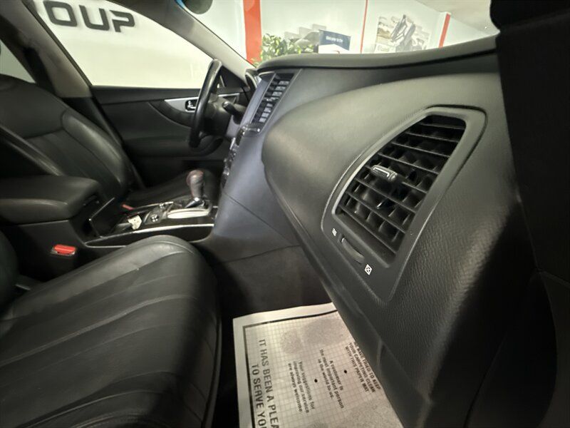 Used 2017 INFINITI QX70 AWD w/ Premium Package image 22