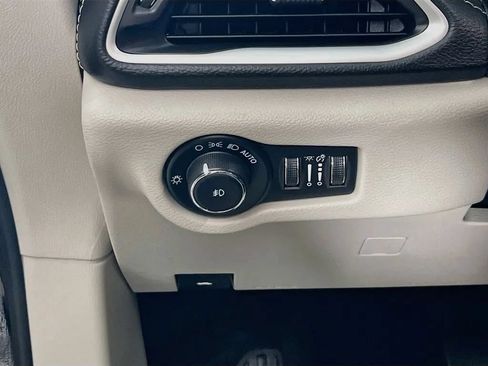 Used 2024 Chrysler Pacifica Touring-L FWD image 11