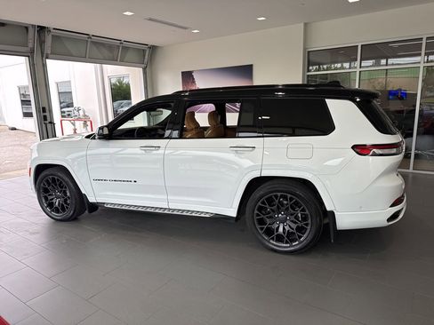 Used 2024 Jeep Grand Cherokee L Summit AWD/4WD image 5