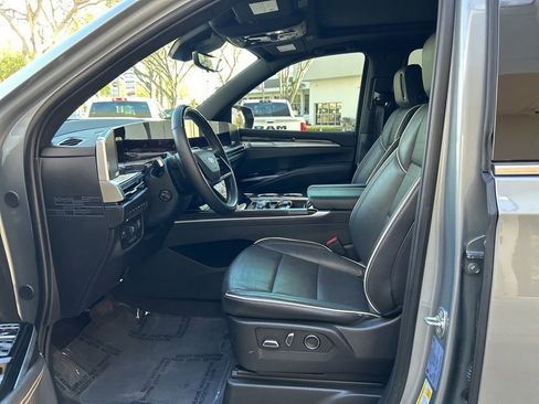 Used 2025 Cadillac Escalade ESV Premium Luxury w/ Touring Package image 5